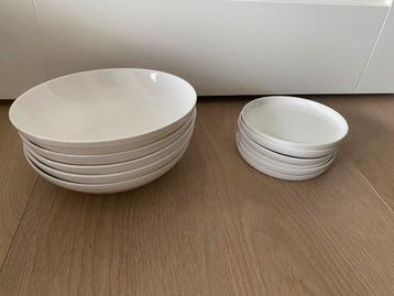 Diepe borden wit en ontbijt/gebaksbordjes beschikbaar voor biedingen