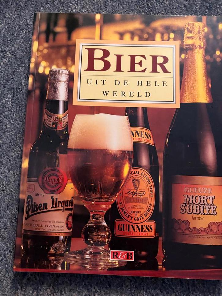 Bier uit de hele wereld - Boek, Verzamelen, Biermerken, Zo goed als nieuw, Overige typen, Ophalen of Verzenden