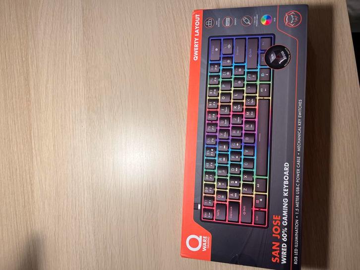 Gaming PC met Monitor & WiFi Adapter, Computers en Software, Toetsenborden, Zo goed als nieuw, Qwerty, Bedraad, Gaming toetsenbord