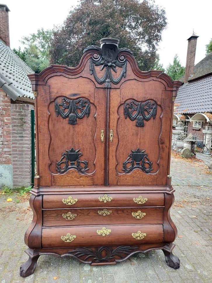 18e Eeuws gebogen kabinet, eiken met gezwarte ornamenten., Antiek en Kunst, Curiosa en Brocante, Ophalen