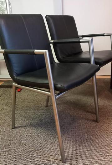 Vier leren eetkamer stoelen beschikbaar voor biedingen