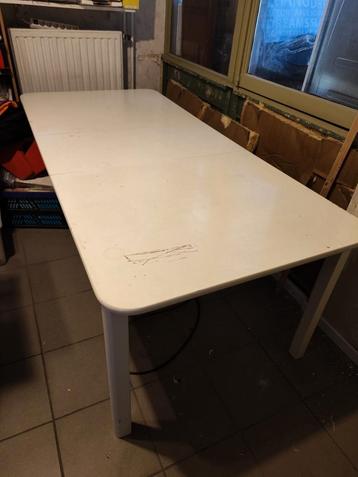 Gratis tafel/bureau en bureaustoel  beschikbaar voor biedingen