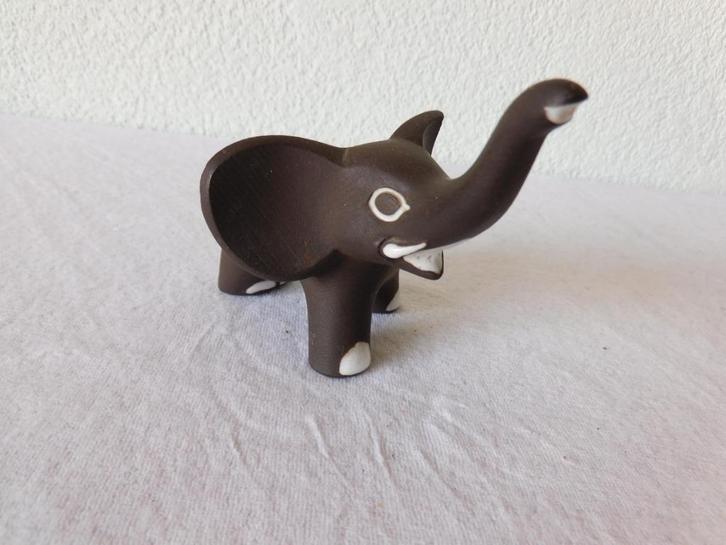 Ravelli olifantje van aardewerk uit 1955 in grijs-bruin met, Verzamelen, Beelden en Beeldjes, Gebruikt, Dier, Ophalen of Verzenden