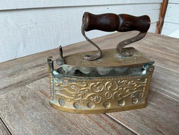 Antiek Koperen Strijkijzer beschikbaar voor biedingen