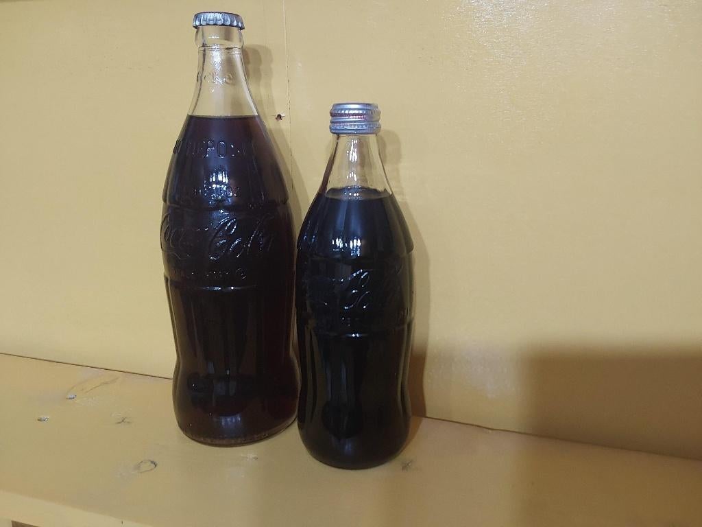 Coca Cola flessen 2 stuks Embossed met Relief, Ophalen of Verzenden, Zo goed als nieuw, Gebruiksvoorwerp