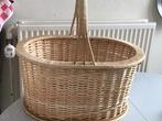 rieten mand met draaghengsel en houten bodem, Ophalen, Mand, Zo goed als nieuw, Riet