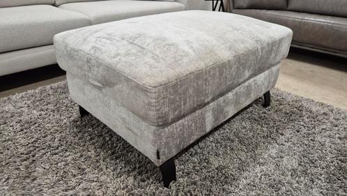 AKTIE showroom model design hocker van €275,- voor €100,-, Huis en Inrichting, Banken | Voetenbanken en Poefen, Nieuw, 50 tot 75 cm