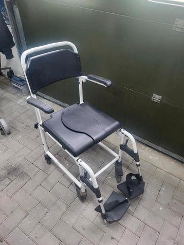 Douche toiletstoel  verrijdbaar  beschikbaar voor biedingen