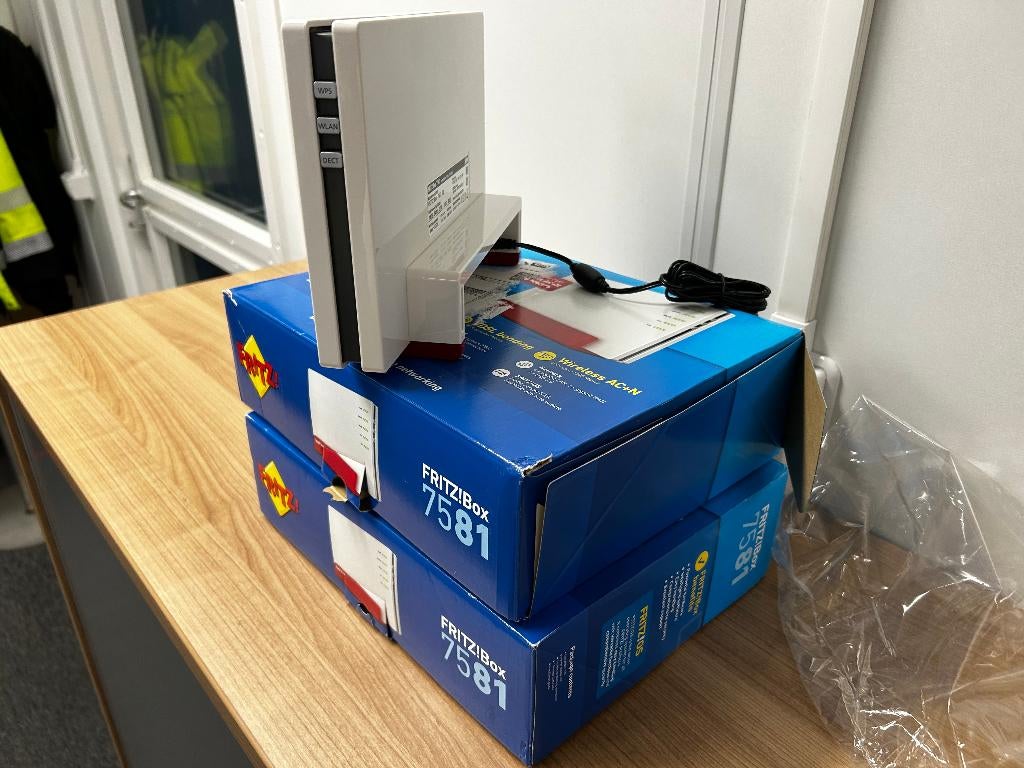 FRITZ!Box 7581 – Krachtige VDSL / Bonding Router – 2 stuks, Computers en Software, Routers en Modems, Refurbished, Router, Ophalen of Verzenden