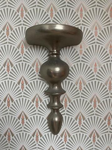 Metalen consoles beschikbaar voor biedingen