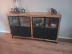 Prachtig dressoir , houten frame met ijzeren deuren., Huis en Inrichting, Ophalen, Zo goed als nieuw, 25 tot 50 cm, 150 tot 200 cm