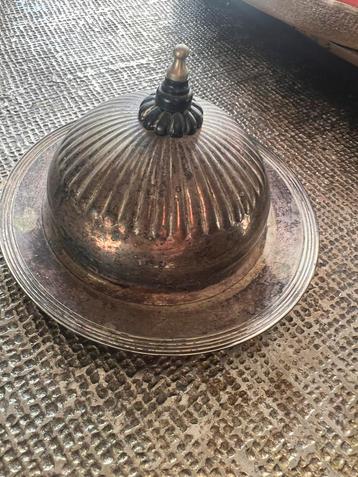 Verzilverde schaal met koepelvormig deksel beschikbaar voor biedingen