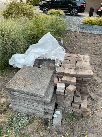 Gebruikte tegels voor tuin of terras beschikbaar voor biedingen