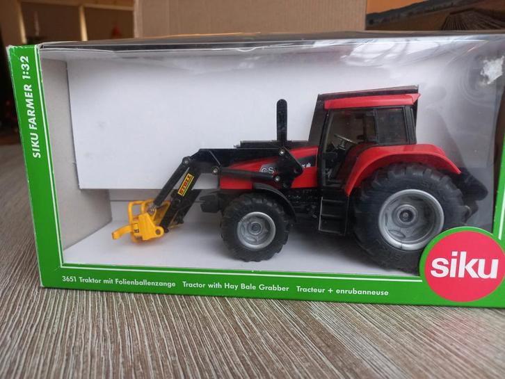 Case Cs 150 met Stoll Voorlader Gele Balenklem Siku, Hobby en Vrije tijd, Modelauto's | 1:32, Zo goed als nieuw, Tractor of Landbouw