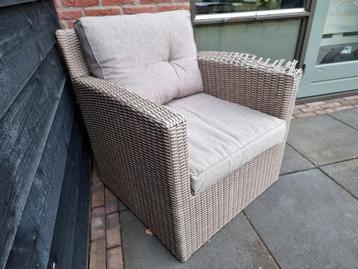 Kapotte wicker stoel beschikbaar voor biedingen
