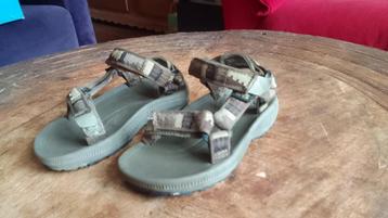 Teva's kinderen maat 22/23 beschikbaar voor biedingen
