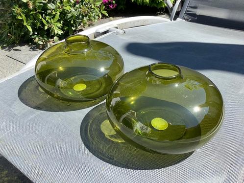 Twee olijfgroene glazen vazen - 20 x 11,8 cm, Huis en Inrichting, Woonaccessoires | Vazen, Nieuw, Glas, Ophalen
