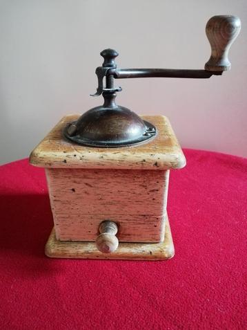 Leuke nostalgische houten ouderwetse koffiemolen  beschikbaar voor biedingen