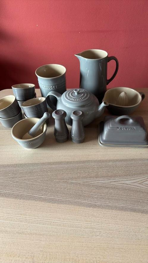 Le Creuset stoneware set licht grijs, Huis en Inrichting, Keuken | Servies, Overige typen, Overige stijlen, Aardewerk, Ophalen