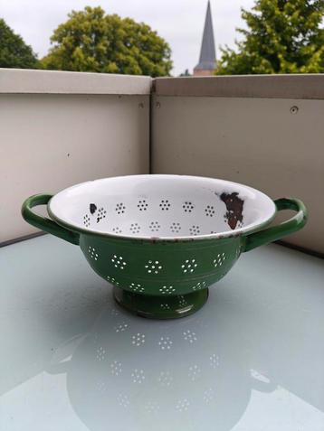 Vintage groene Reseda emaille vergiet beschikbaar voor biedingen