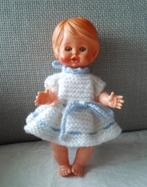 Babypop met gebreid jurkje. Jaren '50 - '60., Verzamelen, Poppen, Ophalen of Verzenden, Zo goed als nieuw, Kleertjes