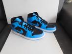 Jordan 1 Mid University Blue Black maat 43 - Nieuw, Kleding | Heren, Schoenen, Ophalen, Blauw, Nike, Nieuw