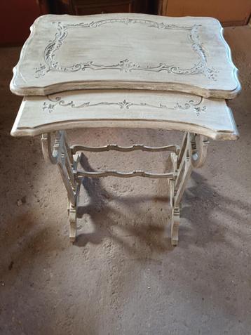 Sierlijke vintage nesttafels met karakter, 2 bijzettafels beschikbaar voor biedingen