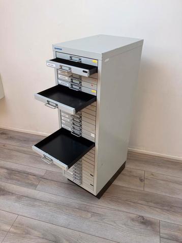 Overtoom ladenblok vintage met 30 laden beschikbaar voor biedingen