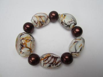 Mooi armband van glazen en kunststof kralen beschikbaar voor biedingen