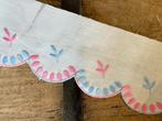 Band roze lichtblauw schulpenrand geborduurd vintage retro, Ophalen of Verzenden, Nieuw, Lint, Band of Elastiek