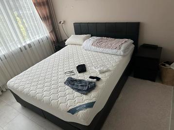 Bed met matras en nacht kastjes beschikbaar voor biedingen