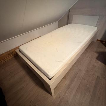 Robuust bed grijs met lattenbodem