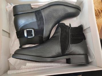 Nieuwe enkellaarsjes maat 39 in doos beschikbaar voor biedingen