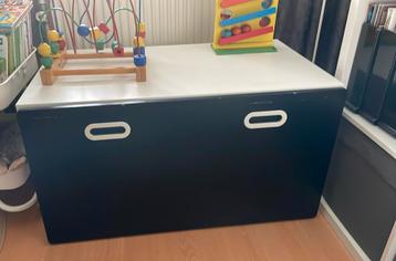 Smastad opberglade kist en tafel beschikbaar voor biedingen