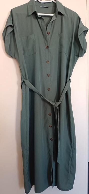 Groene jurk beschikbaar voor biedingen