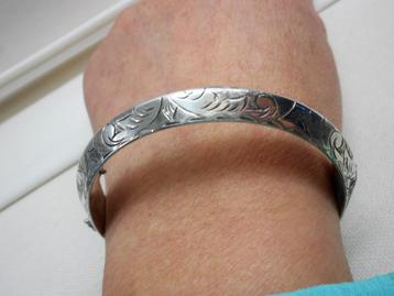 Zilveren gedecoreerde vintage armband met scharnier nr.1053 beschikbaar voor biedingen