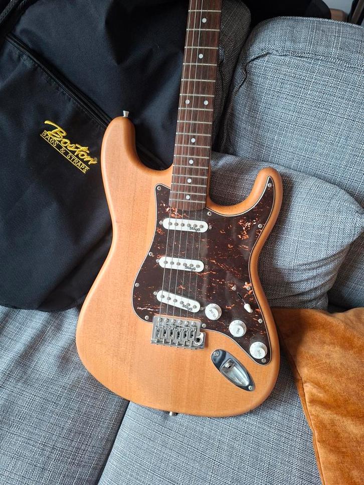 Stagg S300 Elektrische Gitaar + Roland Cube 20XL Versterker, Muziek en Instrumenten, Snaarinstrumenten | Gitaren | Elektrisch