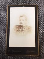CDV, Vrouw, W. Hooijer, Alkmaar, Carte de Visite 3, Ophalen of Verzenden, Voor 1940, Gebruikt, Foto