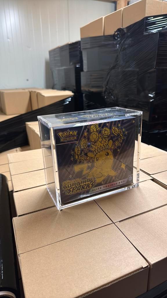 Pokemon acryl bescherming boosterbox, etb ‼️GOEDKOOPSTE‼️, Hobby en Vrije tijd, Verzamelkaartspellen | Pokémon, Zo goed als nieuw