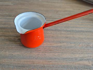 Emaille melk kannetje rood beschikbaar voor biedingen