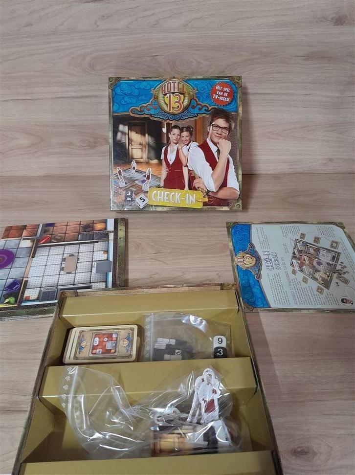 Hotel 13 - check-in - s1582, Hobby en Vrije tijd, Gezelschapsspellen | Bordspellen, Zo goed als nieuw, Ophalen of Verzenden