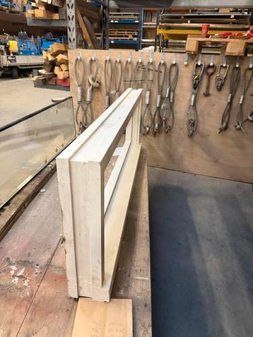 Raamkozijn met (beschadigd) glas, 1445x500mm beschikbaar voor biedingen