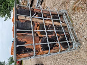 Geglazuurde dakpannen. beschikbaar voor biedingen