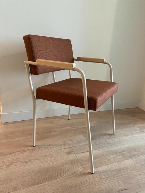 leuke Fest Monday eetkamer stoel met armen (nieuw), Huis en Inrichting, Stoelen, Nieuw, Eén, Hout, Metaal, Stof, Rood, Ophalen