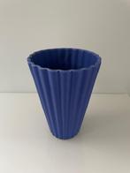Safierblauwe conische designvaas met golfpatroon (23cm hoog), Blauw, Aardewerk of Porselein, Nieuw, Ophalen of Verzenden
