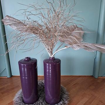 Twee vazen aardewerk beschikbaar voor biedingen