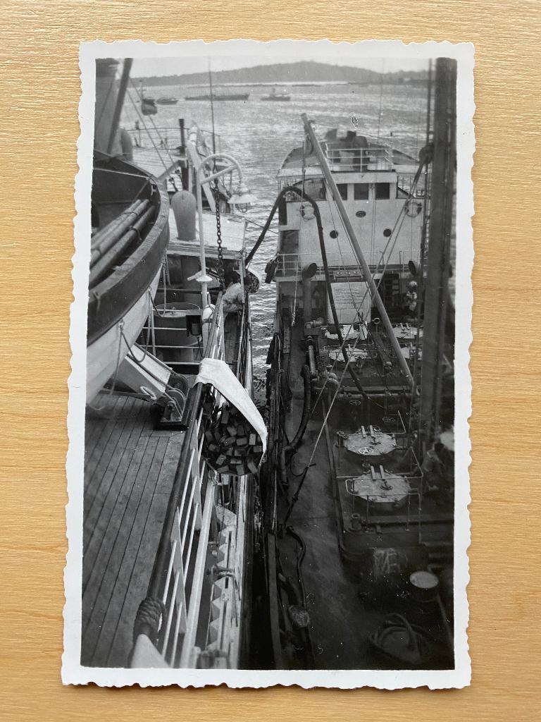 scheepvaart , 2 foto's KPM schip op de Moesi , Indië, Verzamelen, Scheepvaart, Gebruikt, Kaart, Foto of Prent, Motorboot, Ophalen of Verzenden