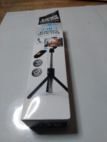 3-in-1 Bluetooth Selfie Stick met Tripod beschikbaar voor biedingen
