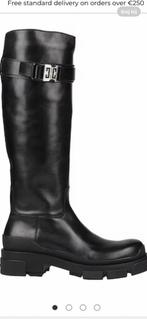 Givenchy soft leather boots 38/39, Kleding | Dames, Schoenen, Hoge laarzen, Zwart, Ophalen of Verzenden, Zo goed als nieuw