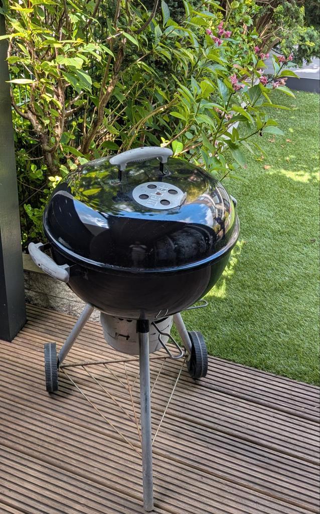 Weber BBQ met snel starter 47cm breed en 90cm hoog, Tuin en Terras, Houtskoolbarbecues, Gebruikt, Met accessoires, Ophalen